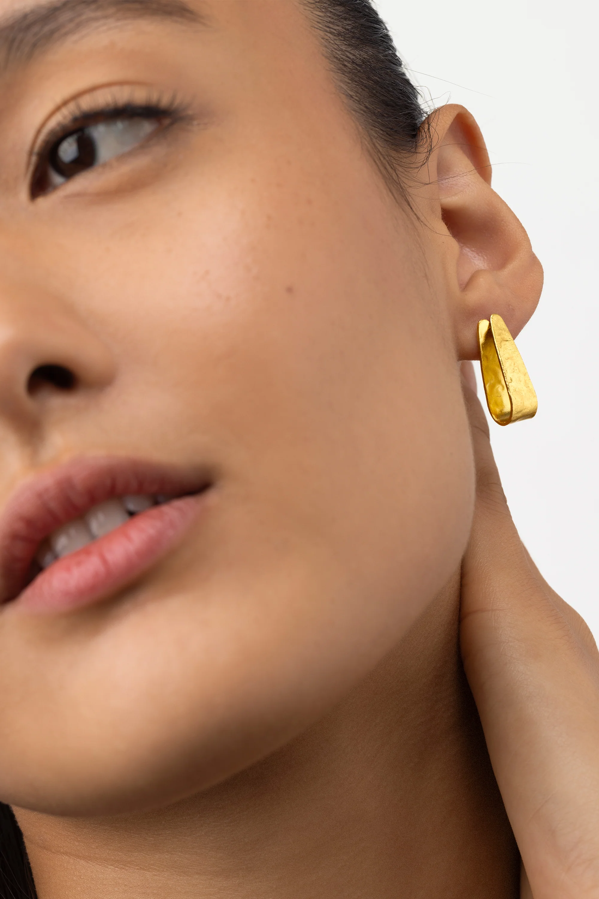 Orecchini Triangoli Battuti 2 Orecchini Triangoli Battuti - immagine 2